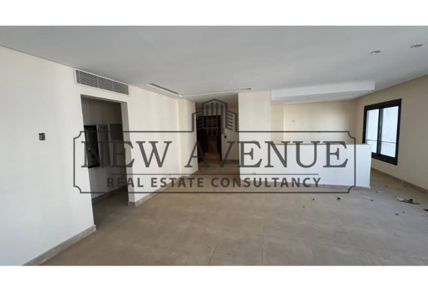 Duplex middle for sale in Trio Gardens New Cairo, BUA 220 SQM, 3 bedrooms, 3 bathrooms, pool, living room – pohled 5