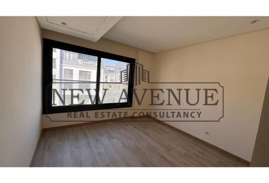 Duplex middle for sale in Trio Gardens New Cairo, BUA 220 SQM, 3 bedrooms, 3 bathrooms, pool, living room – pohled 6