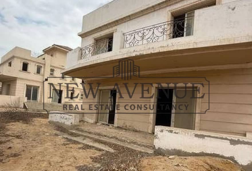 Ready to move Standalone Villa with a very prime location direct on North 90 street For sale in Maxim 1st settlement New Cairo - Vista 3