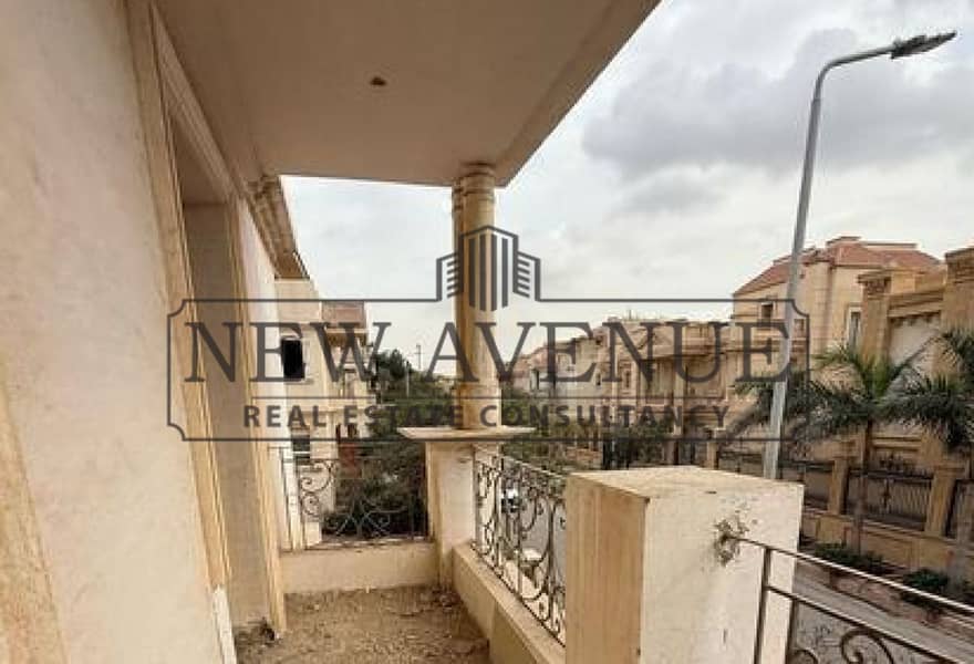 Ready to move Standalone Villa with a very prime location direct on North 90 street For sale in Maxim 1st settlement New Cairo - Vista 4