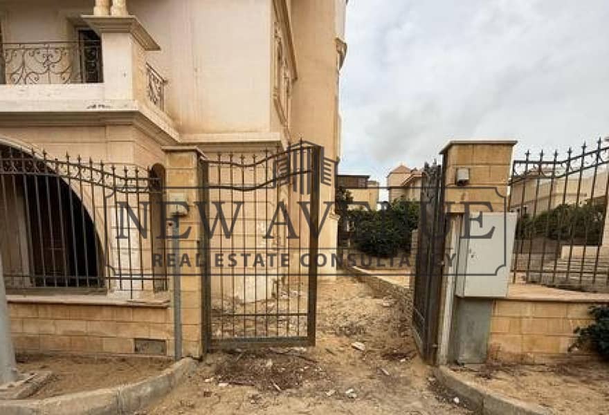 Ready to move Standalone Villa with a very prime location direct on North 90 street For sale in Maxim 1st settlement New Cairo - Vista 5