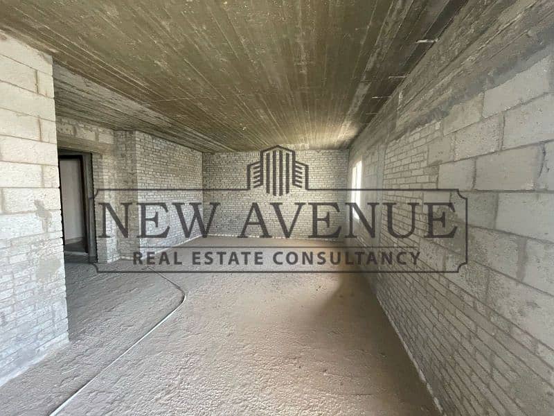 Penthouse semi finished ready to move for sale prime location in october plaza From sodic Prime location overlooking main landscape - Mehr