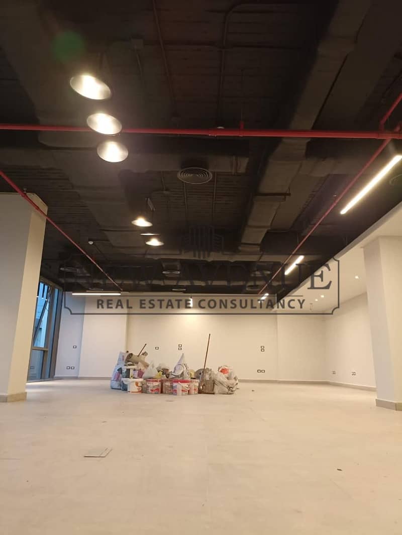 Income Property at 5A Prime Unit Overlooking Plaza - Mehr