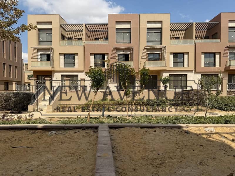Corner town house offering extra privacy parking and prime land size in District 5 - Widok 2