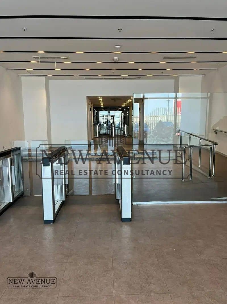 Ready to move open space office for investors and companies directly 90 st with lowest loading ratio plaza view – pohled 5