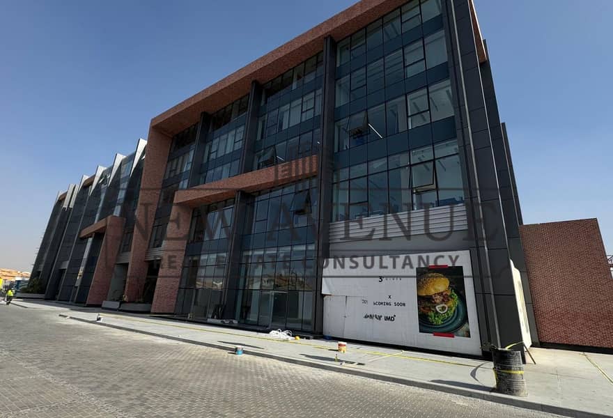 With Installments Office Plaza View For Sale in Three Sixty New Cairo - Widok 4