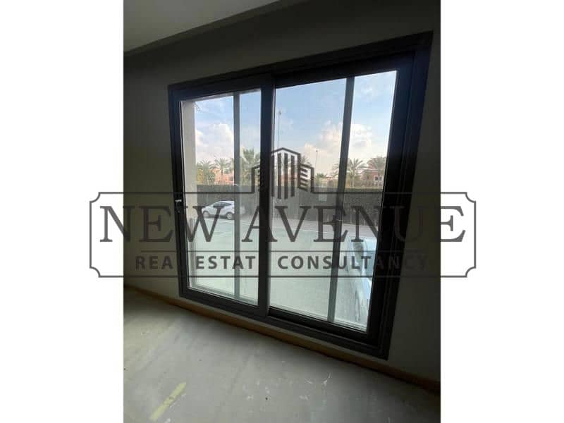 ground apartment fully finished with acs ready to move prime location in silver palm new cairo - Vista 4