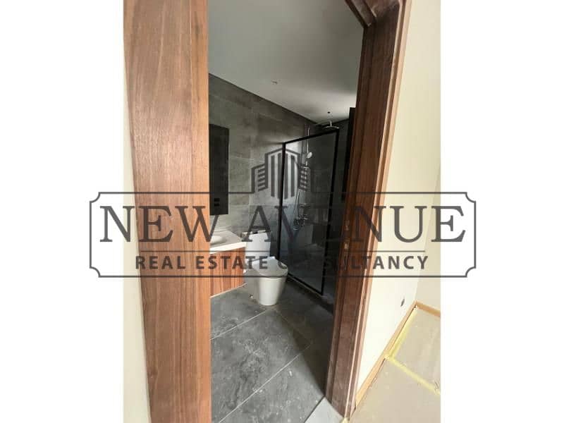 ground apartment fully finished with acs ready to move prime location in silver palm new cairo - Vista 5