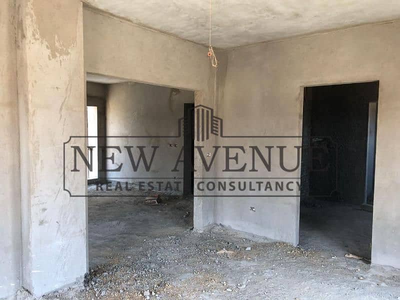 Duplex for sale in Green Square compound Prime location, overlooking town houses Semi 224 m + roof 45 m finished Ready to deliver - Mehr