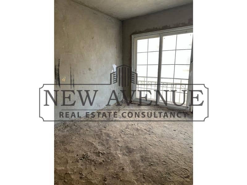 Rare space - Ready To Move - Prime Location - Semi finished - Master Room - 3th Floor-4 bedrooms-Penthouse for sale in Regents park Compound New Cairo - Widok 4
