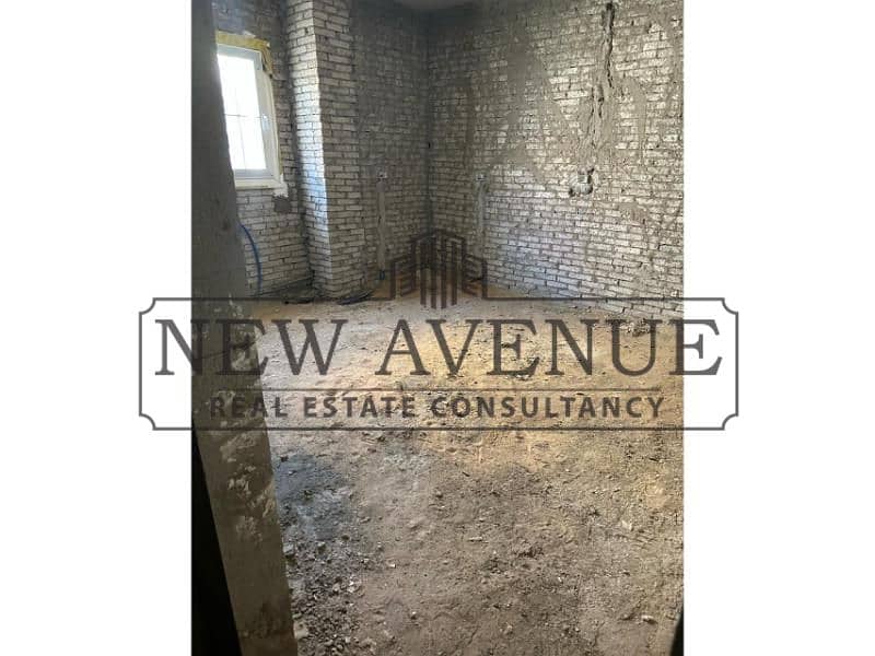Rare space - Ready To Move - Prime Location - Semi finished - Master Room - 3th Floor-4 bedrooms-Penthouse for sale in Regents park Compound New Cairo - Więcej