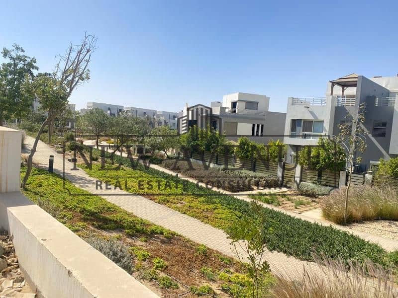Prime Townhouse Corner for Sale in Hyde Park New Cairo: attractive Price, 5 Bedrooms, Overlooking Landscapes, open view, Semi-finished, Top Spot! - Widok 2