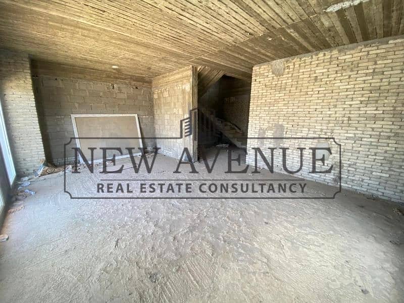 Prime Townhouse Corner for Sale in Hyde Park New Cairo: attractive Price, 5 Bedrooms, Overlooking Landscapes, open view, Semi-finished, Top Spot! - Widok 6