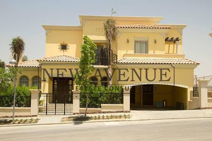 standalone villa fully finished ready to move golf view prime location in uptown cairo - el mokattam - Aanzicht 2