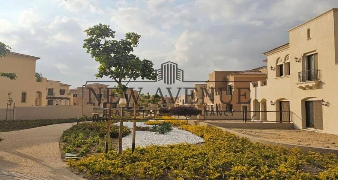 standalone villa fully finished ready to move golf view prime location in uptown cairo - el mokattam - Aanzicht 3
