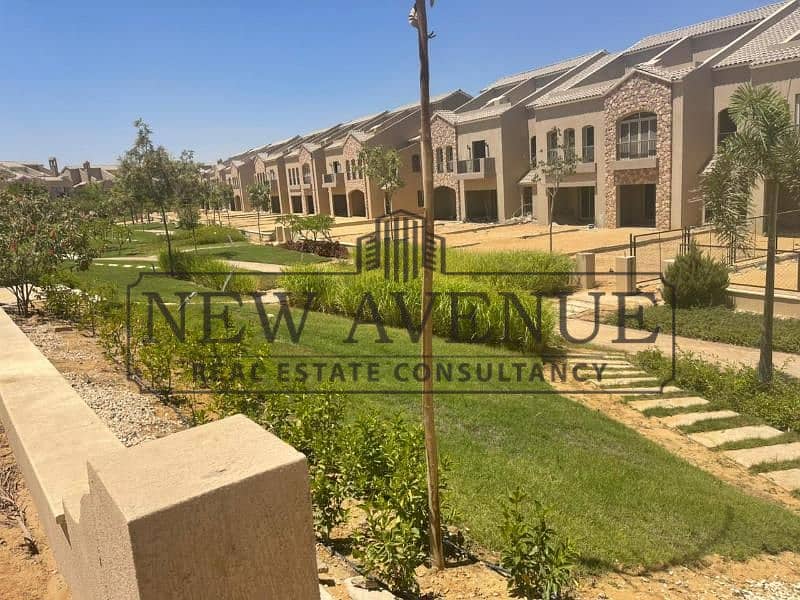 Ready to move Town House Corner With Big Land Area For Sale Prime Location Looking Over Landscape In Green Square - Ansicht 4