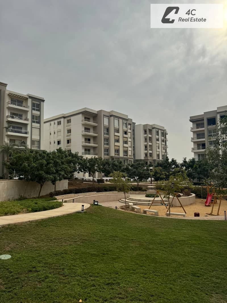 Corner apartment for sale 199 sqm resale lowest price in the market prime location 3 bedrooms with kitchen and ACs in Hyde Park - Vaade 3