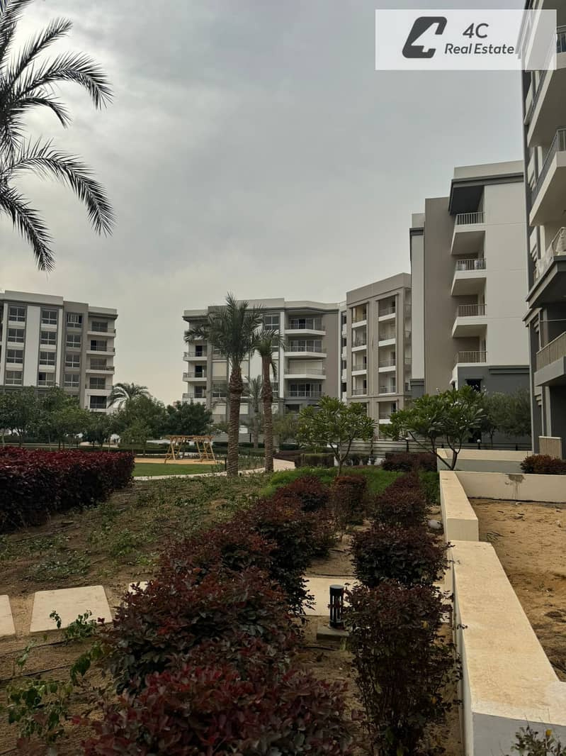 Corner apartment for sale 199 sqm resale lowest price in the market prime location 3 bedrooms with kitchen and ACs in Hyde Park - Veel