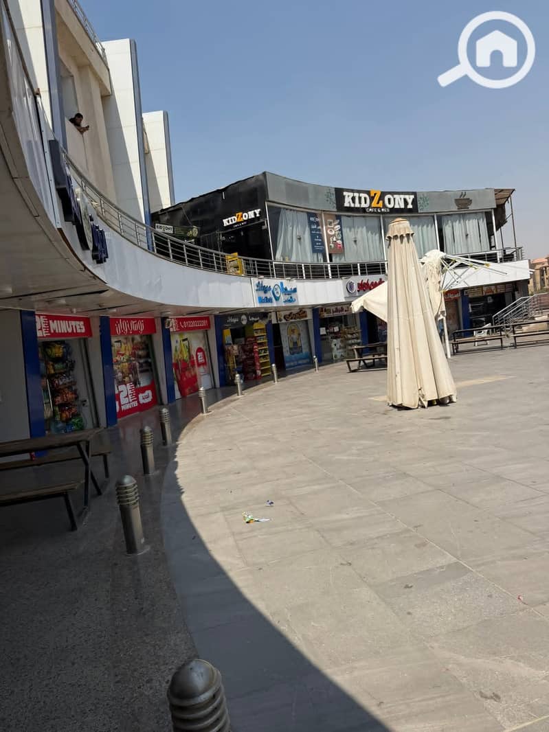 A 65m internal and 25m external ground floor shop with a finished facade at Life Mall - Al-Mutasqimreen, New Cairo - Widok 2