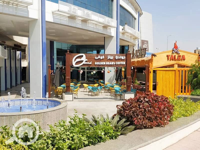 A 65m internal and 25m external ground floor shop with a finished facade at Life Mall - Al-Mutasqimreen, New Cairo - Widok 3
