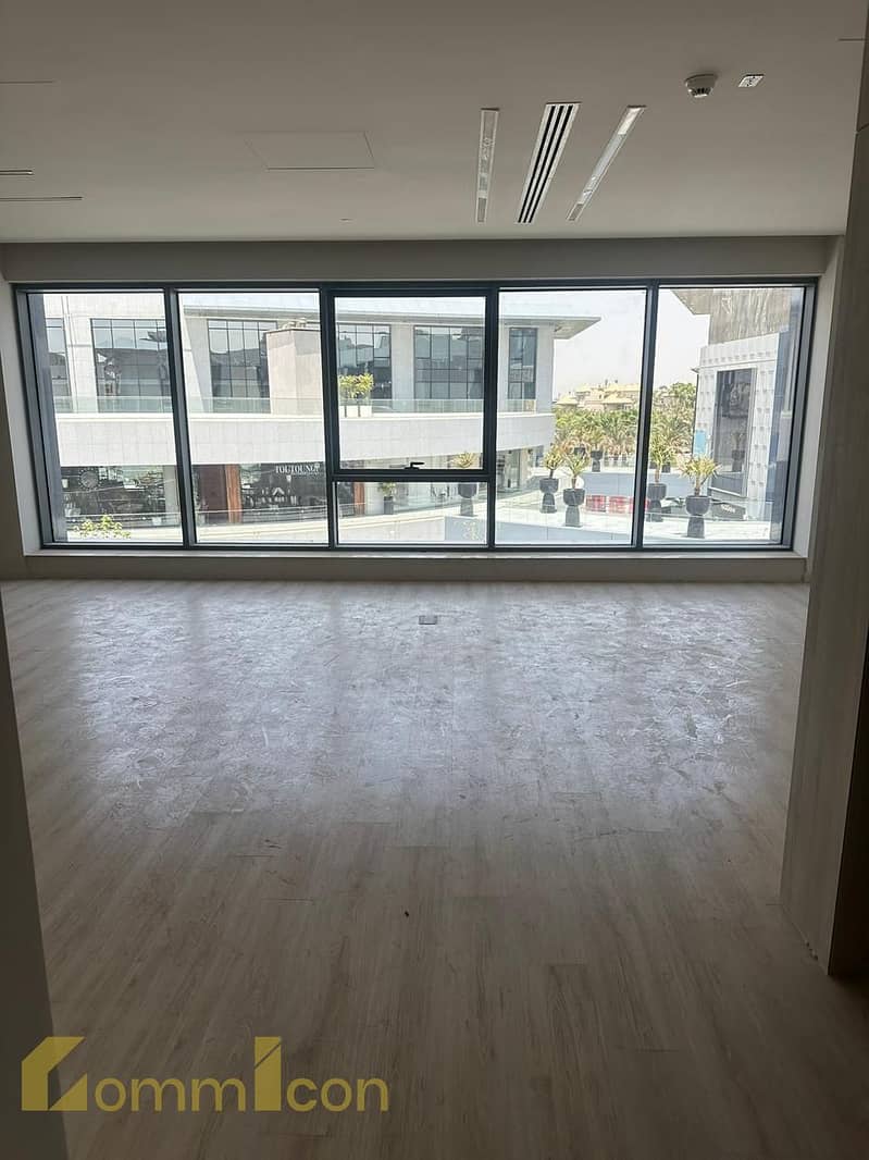 Office for rent, luxurious administrative finishing, full glass facade and direct plaza view in U Venues Mall – Fifth Settlement, New Cairo - Ansicht 3