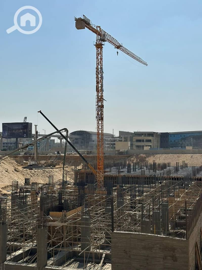 Lowest price for an office directly on the main axis in Sheikh Zayed City, next to Mall of Arabia — Ever West - Vista 4