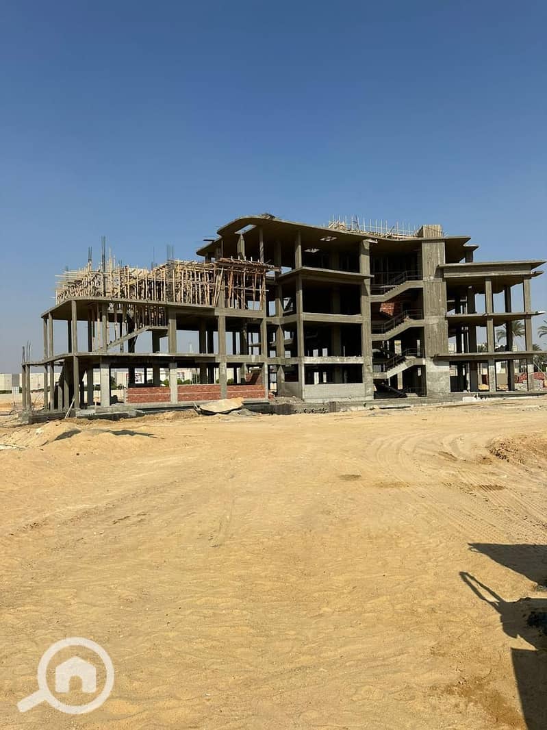 Lowest price for an office directly on the main axis in Sheikh Zayed City, next to Mall of Arabia — Ever West - Vista 5