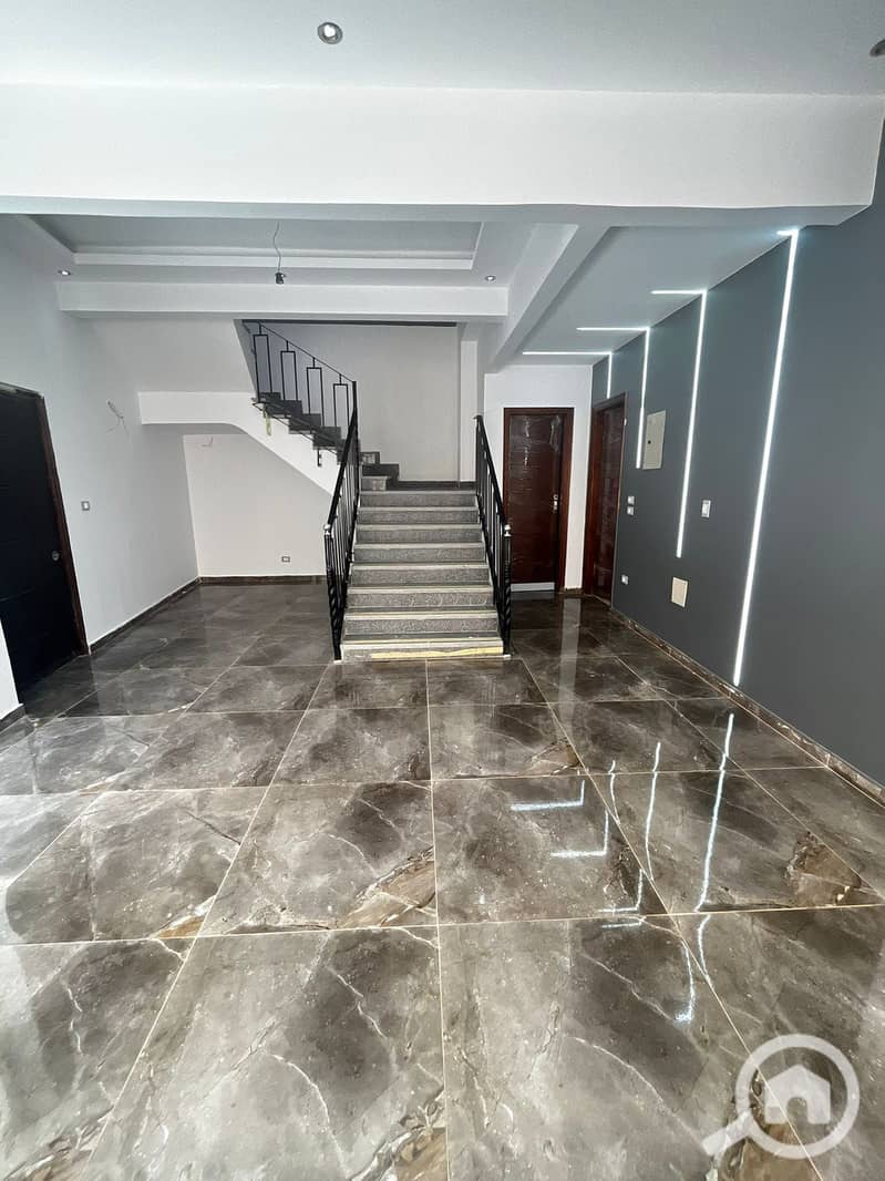 Duplex for rent with a private entrance, ideal for company owners, in the prestigious Al Banafseg Villas near Waterway, New Cairo - Więcej