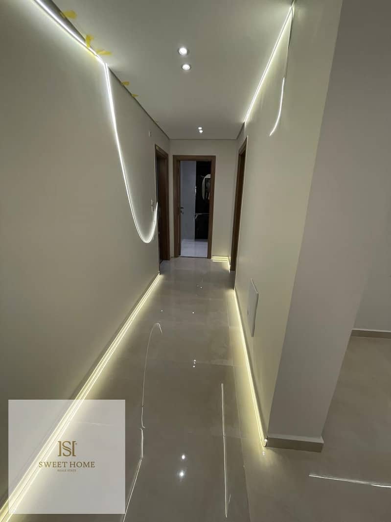 Ground floor apartment with garden for rent in Azad Compound Semi furnished at a bargain price - Więcej