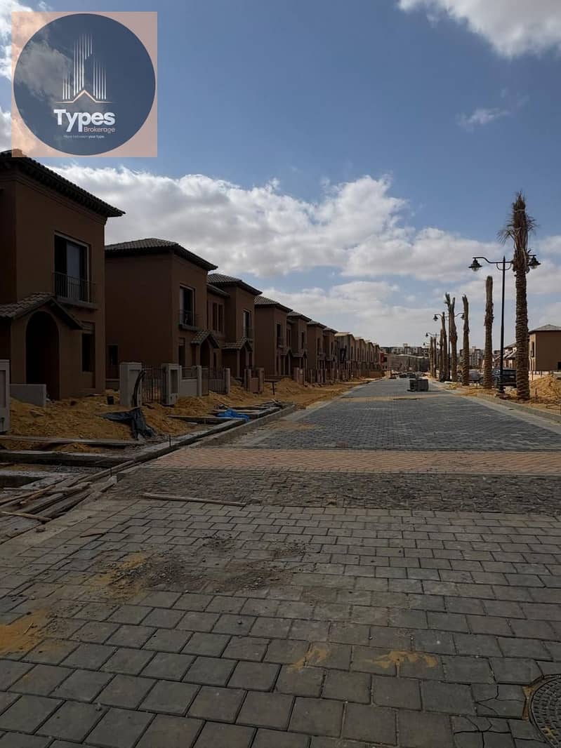 Corner townhouse villa for sale, ready for immediate occupancy, in the heart of Sheikh Zayed, next to Royal City Compound and Cairo Gate Compound by E - Mehr