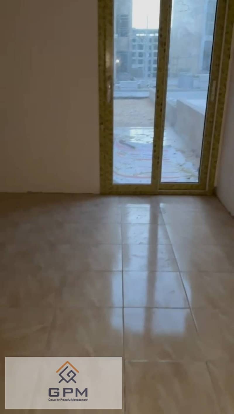 resale apartment with garden Fully finished in 90 Avenue Compound New Cairo - Widok 3