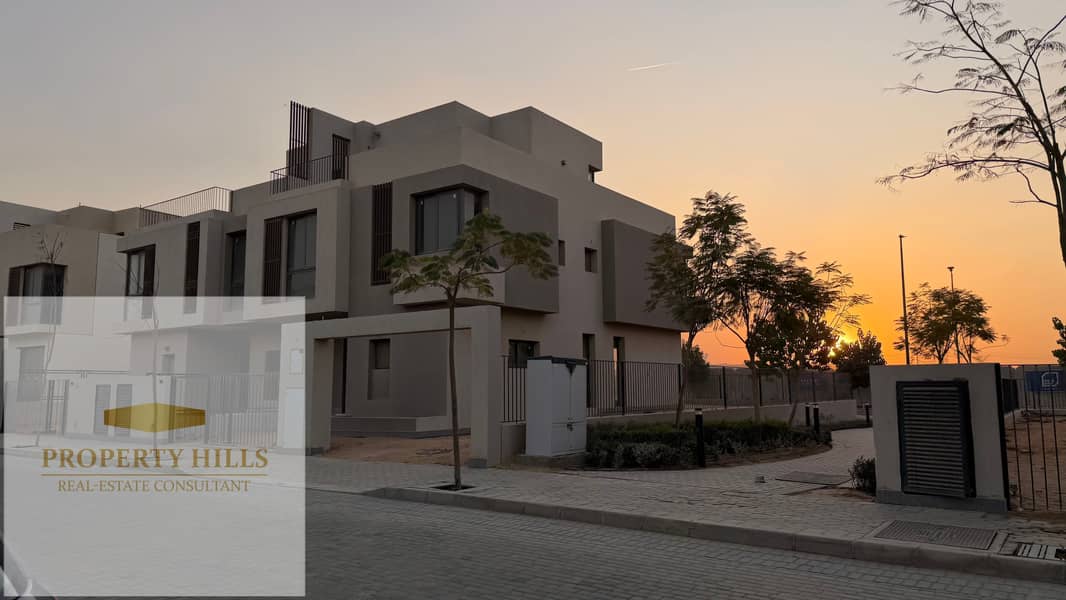At the lowest price in the compound, a 286 sq m twin villa is available occupancy It features 4 bedrooms and a landscape view. Located in Sodic East - Widok 4