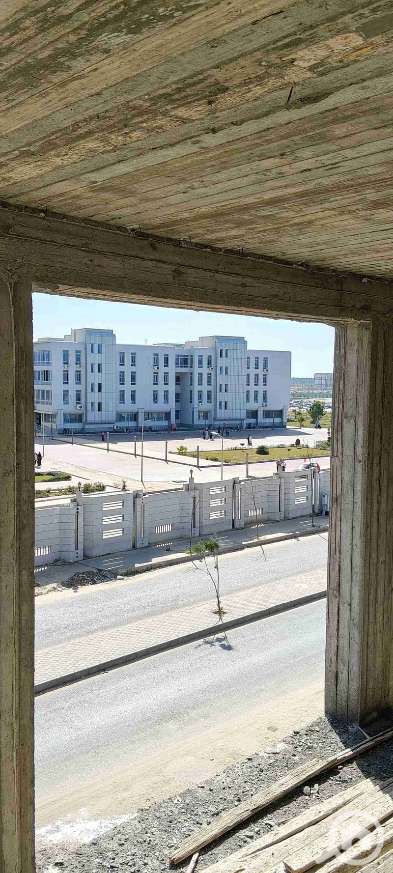 An exceptional investment opportunity in the heart of the central area. Own a commercial shop in a prime location overlooking the three most important main streets in the city. In the central area, in front of the الأهلي Bank and البقري for cars. Shop area: 49 m², outdoor area: 17 m² for free. Exclusive discount until the end of the month. – pohled 6