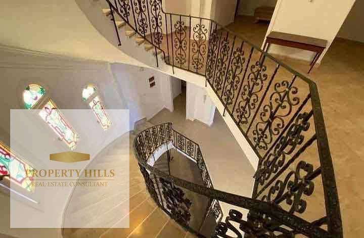 The latest palace available at the lowest price, with an area of 1057 meters, a compound of villas only with a landscape view in the gathering area next to the American University and Cairo Airport, Taj City, Hyde Park. - Ansicht 4