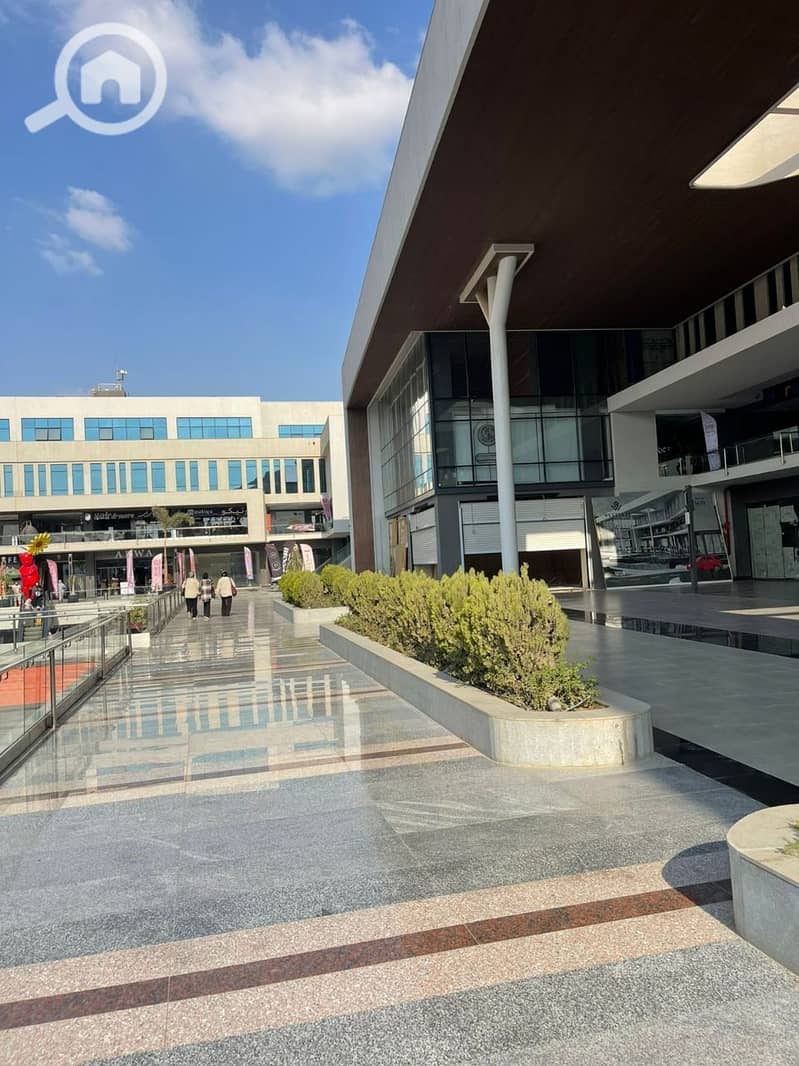 fully finished office for sale with ready to move in a prime location inside West Gate Mall. - Mehr