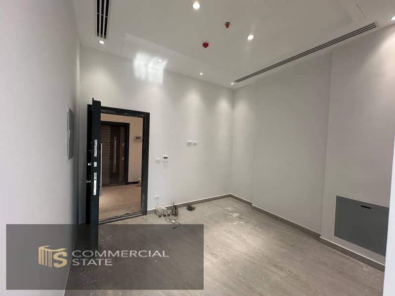 Finished Office at The Ledge 43m for Rent -New Cairo - Widok 3
