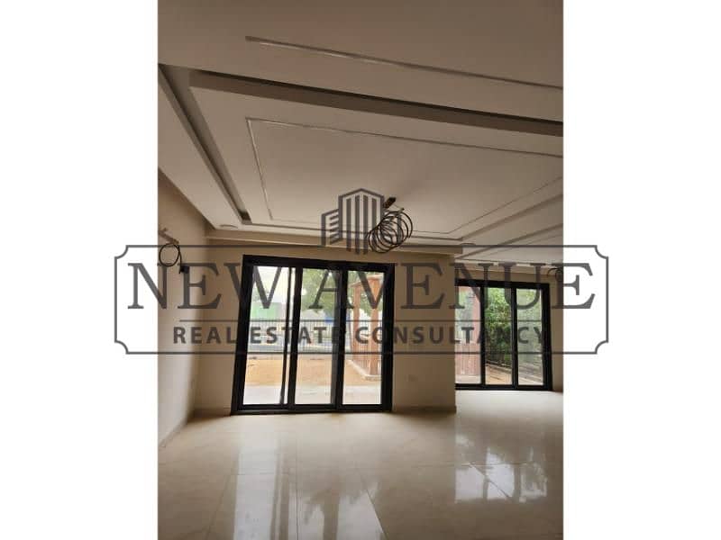 Town house Ready to move for sale in sodic east compound - shorouk Ground + first + roof Fully finished 3 bedrooms and 3 bathrooms with maid's master – pohled 3