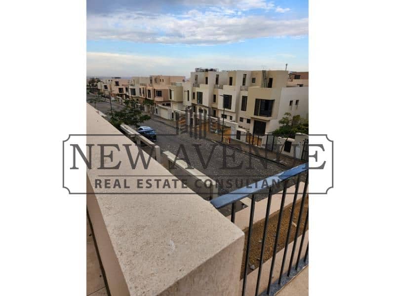 Town house Ready to move for sale in sodic east compound - shorouk Ground + first + roof Fully finished 3 bedrooms and 3 bathrooms with maid's master – pohled 5