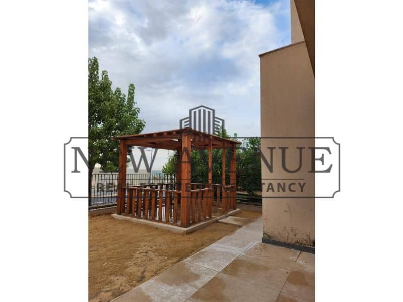 Town house Ready to move for sale in sodic east compound - shorouk Ground + first + roof Fully finished 3 bedrooms and 3 bathrooms with maid's master – pohled 6