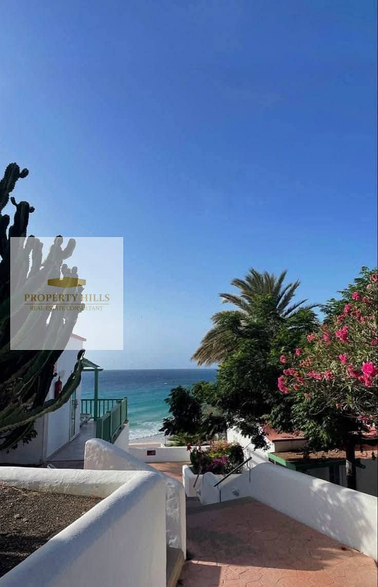 Villa for sale, first row, fully finished with air conditioning and immediate handover in the coast, ready for inspection. - Więcej