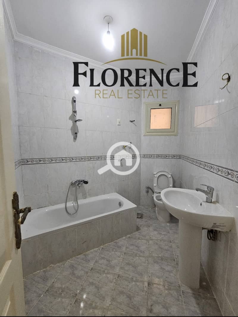 Luxury Apartment for Sale | Prime Location - Meer