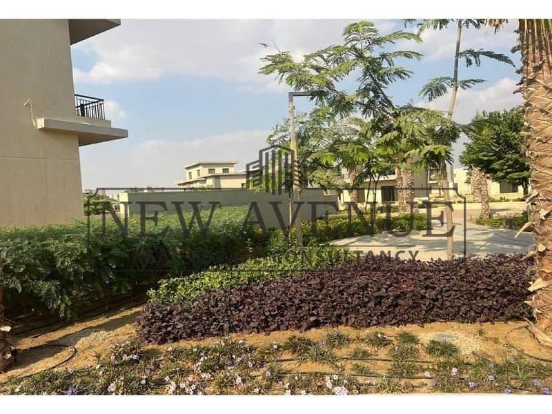 Fully Finished Apartment below market price bahary and prime location in Swan lake Residence compound - Więcej