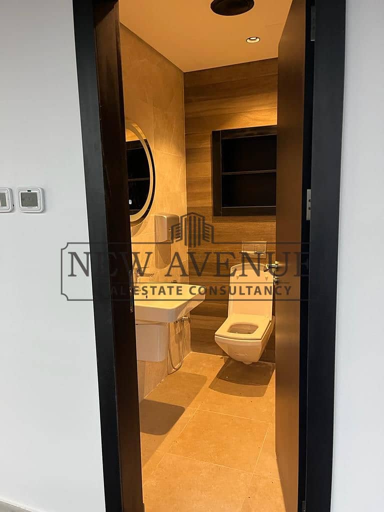 Corner fully finished office for rent Direct on south 90 At EDNC by Sodic new cairo - Widok 4
