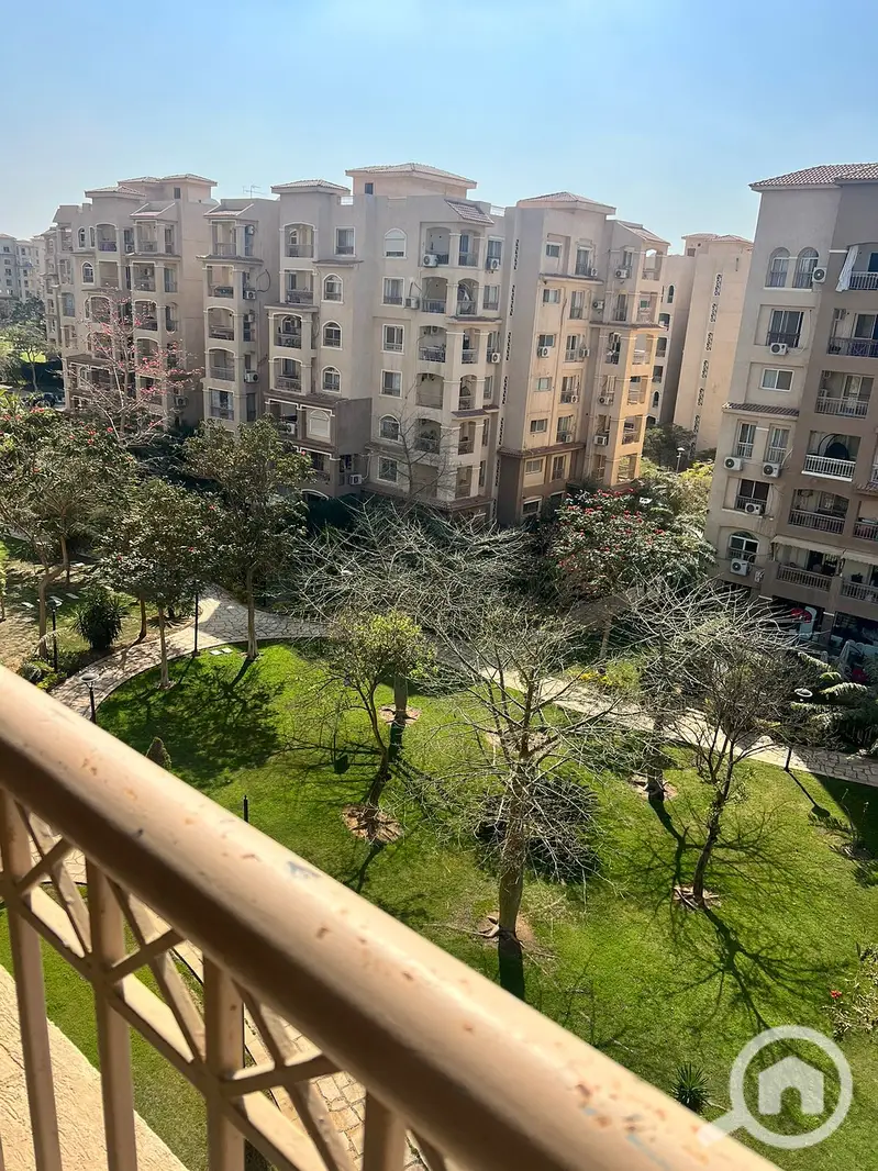 Apartment for sale wide garden view west-facing ready to move in super lux prime location near Open Air Mall and services in Madinaty fully paid for - View 3