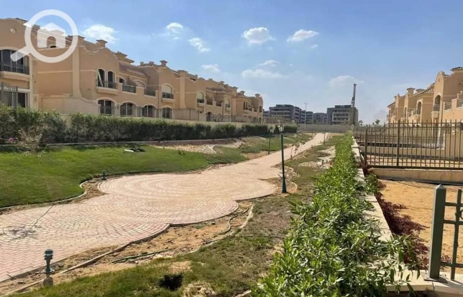 Twin House Villa for sale Ready To Move prime location at Compound La Vista El Patio 3 Near Al-Rehab -New Cairo - Więcej