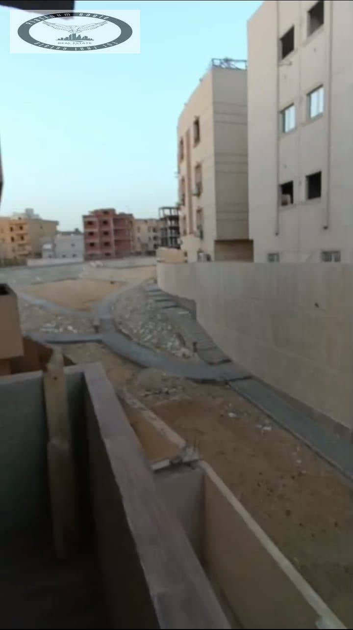 Apartment for sale in Gardenia Heights, New Cairo Near Horia Selim Mosque and Mohamed Naguib Axis Rear-facing apartment. Double-fronted building. - Widok 3