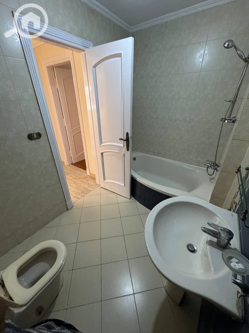 For those seeking luxury and elegance - for rent, a 300-meter apartment (luxurious finishing) in a luxury and new tower - in a distinguished location in Bostanli. - Mehr