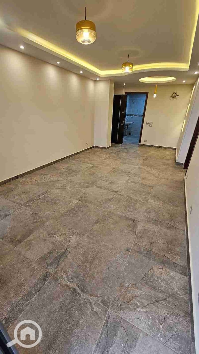 Apartment for rent in a compound near the Golden Square, Sun Capital, the tourist capital, next to the Egyptian Museum, Al-Fayoum Road, Al-Wahat Road, and Dreamland, ground floor with a garden, 120 m - Mehr