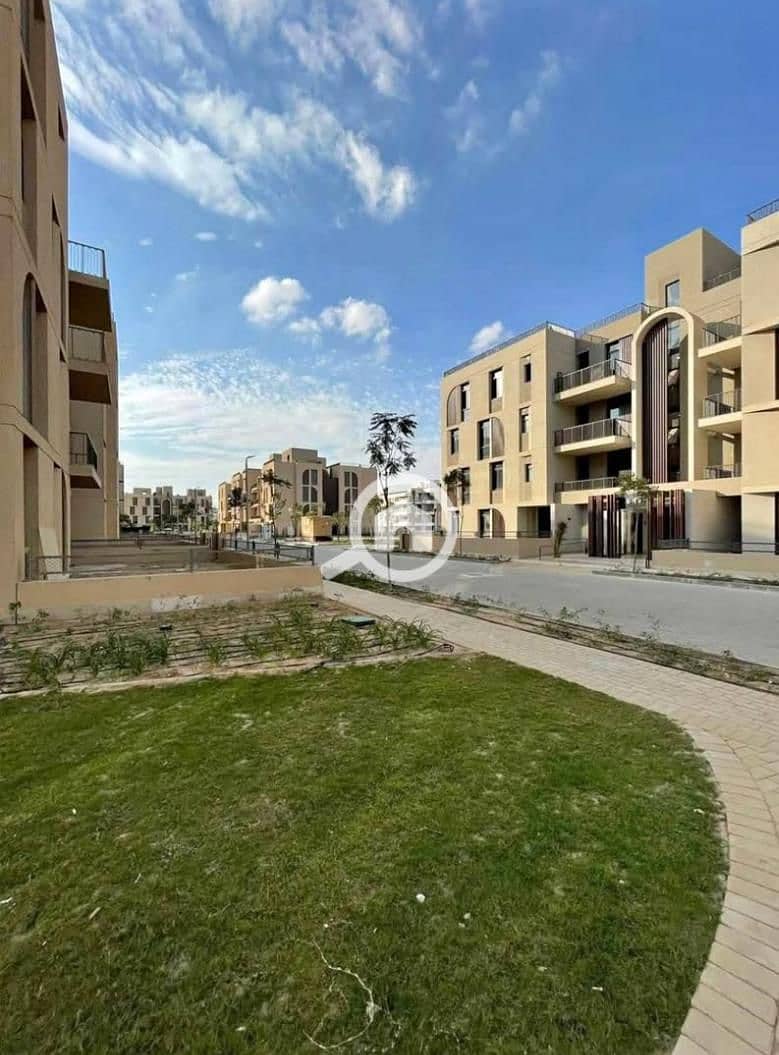 Penthouse for sale with ready to move , fully finished, overlooking a landscape view in a prime location in Sheikh Zayed City, developed by SODIC. - Więcej
