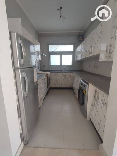 Studio for Rent in New Cairo, Cairo - استوديو للايجار تكيفات ومطبخ بالاجهزه كمباوند فيلدج جيت